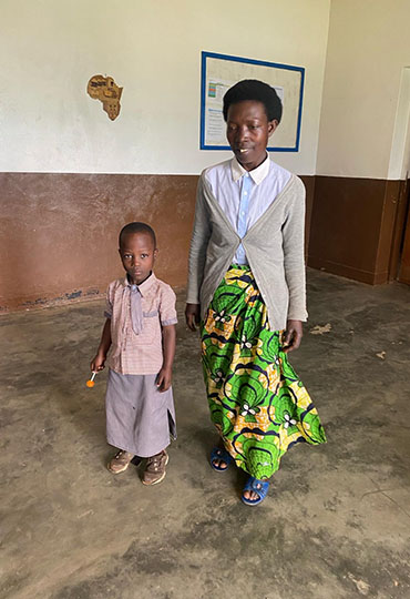 Nshimwe Kwini Sandrine 6 años -6 hermanos uno discapacitado y el padre les abandono.